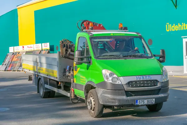 Tõstega veoauto, väike